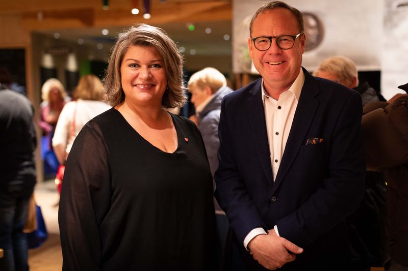 Ordfører Anita Ihle Steen og rådmann Jørn Strand ønsker god jul og godt nyttår Foto av ordfører og rådmann