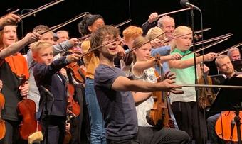 Alexander Rybak og kulturskoleelever foto Kulturskolen