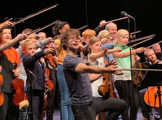 Alexander Rybak og kulturskoleelever foto Kulturskolen