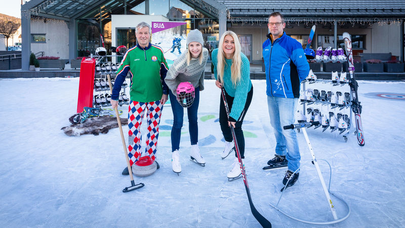 Fra venstre: Jarle Røe fra Hedmarken Curlingklubb, Linda Torstensen fra BUA Ringsaker, kulturrådgiver i Ringsaker, Henriette Enger og Tore Aasheim fra Brumunddal skøyter. Bidragsytere på skøytebanen i Brumunddal