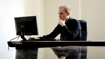Foto av mann foran datamaskin