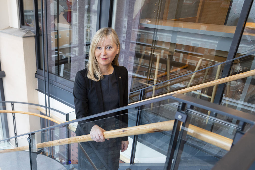 KAN SKADE HØRSELEN. Direktør Trude Vollheim i Arbeidstilsynet advarer mot å bytte ut hørselsvern med hodetelefoner i støysoner på jobb. Foto Thor Nielsen ©Arbeidstilsynet Trondheim 20.01.2020 : Portretter og pressebilder av ledelsen med direktør Trude Vollheim i Arbeidstilsynet. Foto: Thor Nielsen