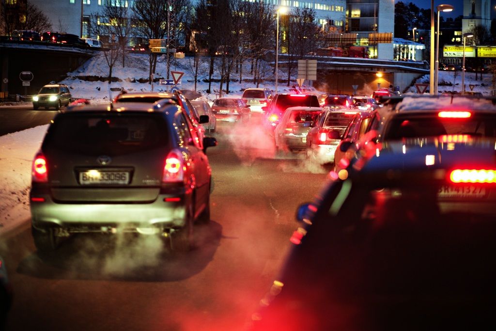 HELSEFARLIG. Tett biltrafikk er den viktigste årsaken til at mennesker blir rammet av helsefarlig støy. Foto. Aftenposten/Ørn E. Borgen