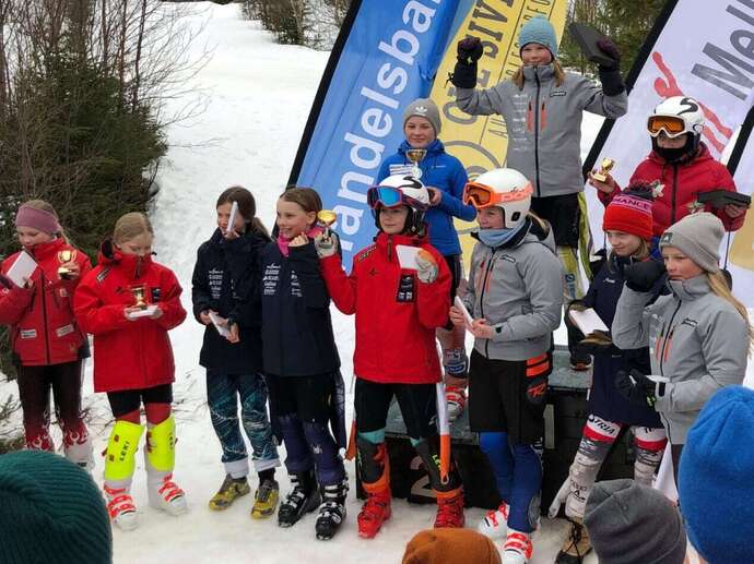 Jenter U12 med Eirin Aasgård på 1. plass i Slalåm._690x517.jpg