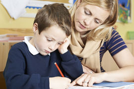 TILBAKE. Utdannings- og forskningskomiteen på Stortinget vil ha tilbake en audiopedagogisk tjeneste i fylkene som gir bedre oversikt og oppfølging av barn med behov for pedagogisk hjelp. Foto. Colourbox