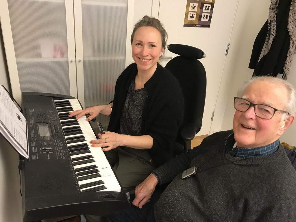 SPORTY. Knut Eide har ikke sunget på årevis, men under musikktreningen med Guri Engernes Nielsen synger han solo med glede. Foto. Bjørg Engdahl SPORTY. Knut Eide har ikke sunget på årevis, men under musikktreningen med Guri Engernes Nielsen synger han solo med glede. Foto. Bjørg Engdahl