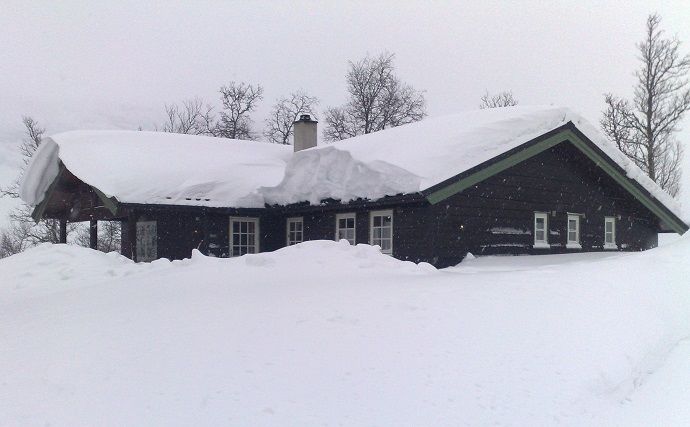 hytte med snø på tak foto Codan forsikring