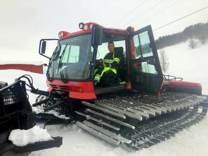 Håvard Nordli i løypemaskina Foto Rørvatnet Vel_690x518.jpg