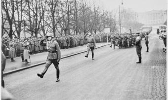 Tyske soldater marsjerer på Karl Johan i Oslo, april 1940 foto ArkivverketRiksarkivetNTBs krigsarkiv