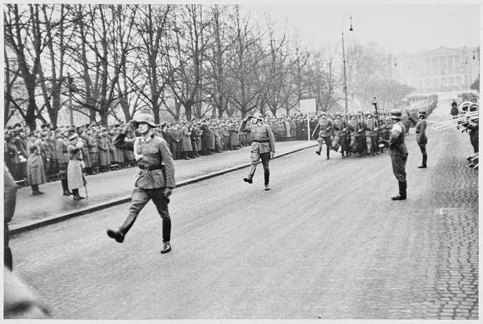Tyske soldater marsjerer på Karl Johan i Oslo, april 1940 foto ArkivverketRiksarkivetNTBs krigsarkiv.jpg