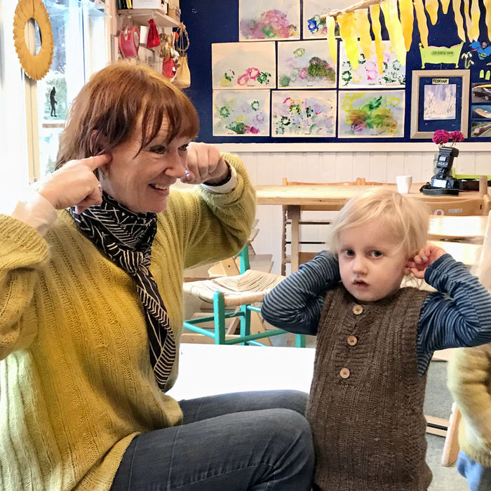 VIL IKKE KJEFTE. Barnehagelærer Signe pleier å forklare at hun får vondt i ørene når det blir for mye bråk. Det er barna enige i.