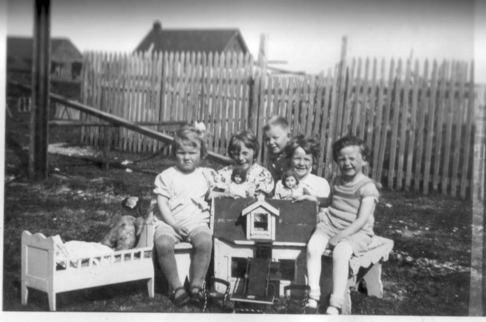 Barn leker i Berlevåg i 1941. Foto: Museene for Kystkultur og gjenreisning