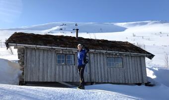 Jon Martin Fordal utenfor Helgetunholtsetra Foto Lars Bakken Røen Bilde 7