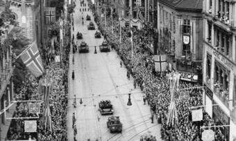 Karl Johans gate ved kong Haakons hjemkomst 7 juni 1945 Foto Sturlason SturlasonArkivverketRiksarkivetRADA-0047