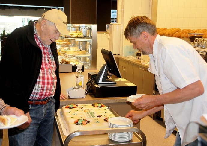 Arne Johansen serverer marsipankake.jpg
