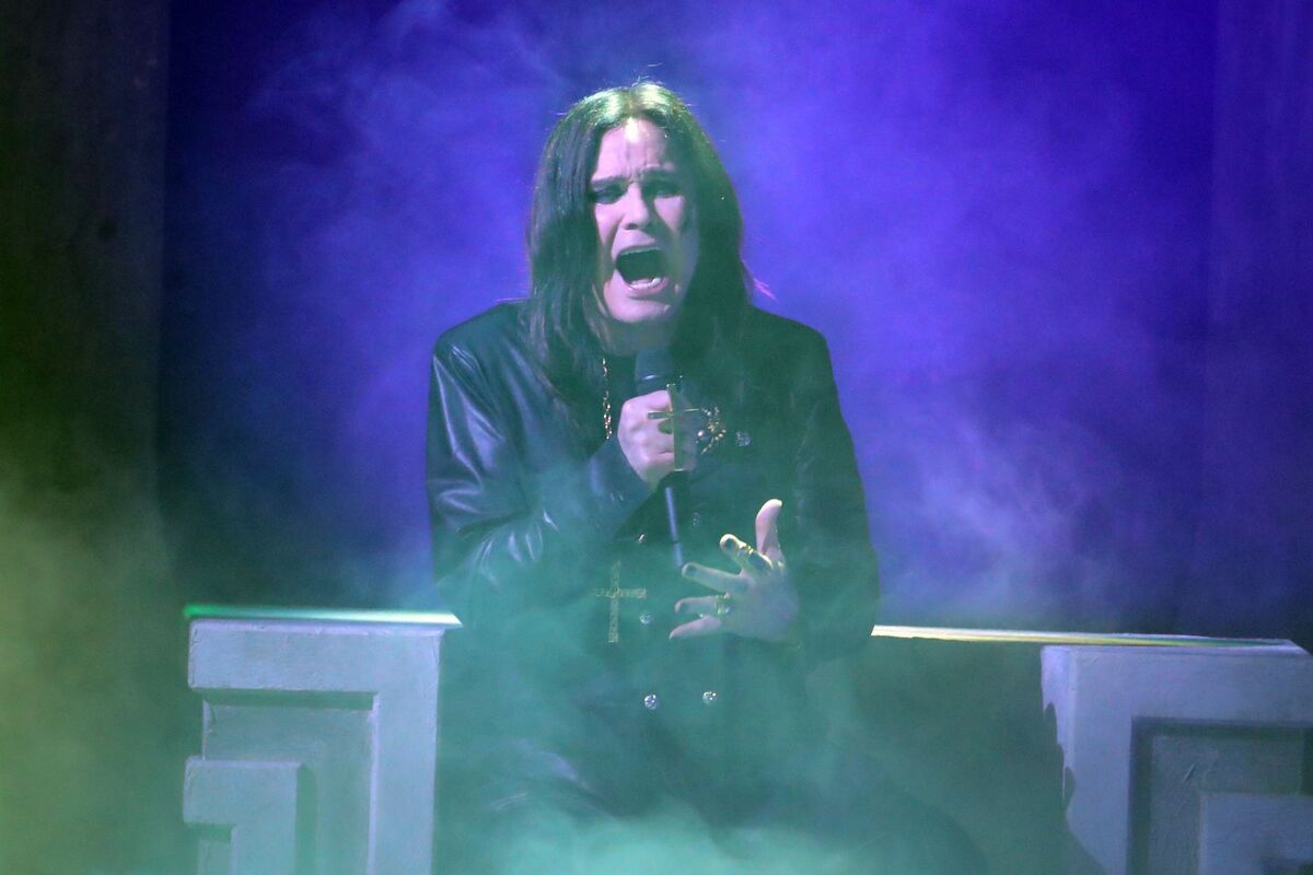 HØRSELSSKADET. Heavy metal-rockeren Ozzy Osbourne lange og høylytte konsertliv har gitt ham tinnitus og nedsatt hørsel. Nå oppfordrer han til bedre lydvett. Foto Backgrid UK