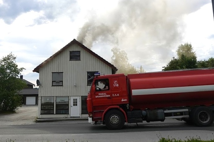 2020-06-20 Brann på Hov i Rindal Sentrum 008[1].JPG