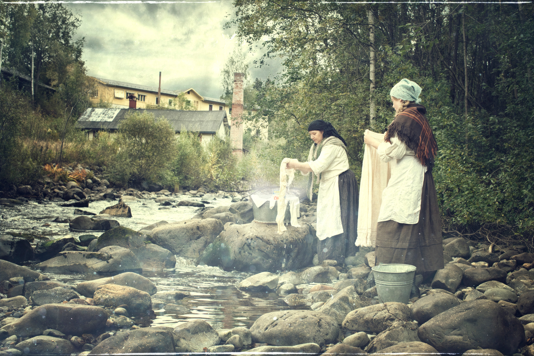 Damer som vasker klær for hånd i Brumunda