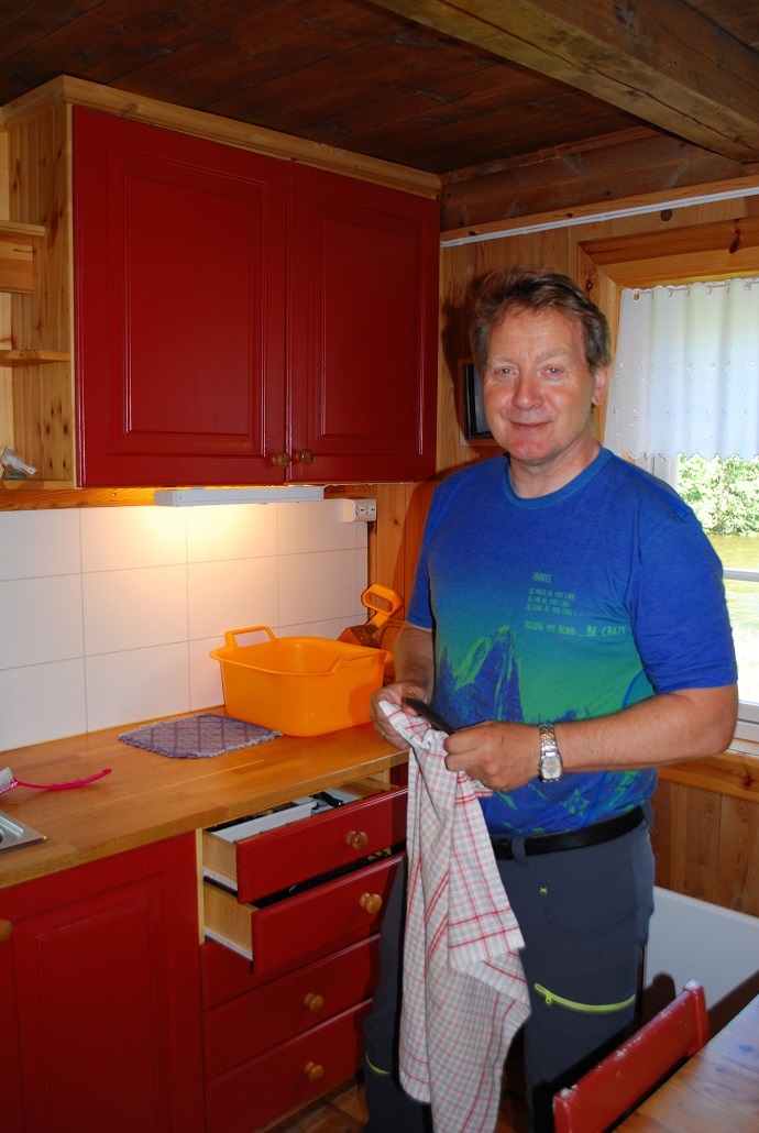 Geir Berg vaskar etter seg i turisthytta.jpg