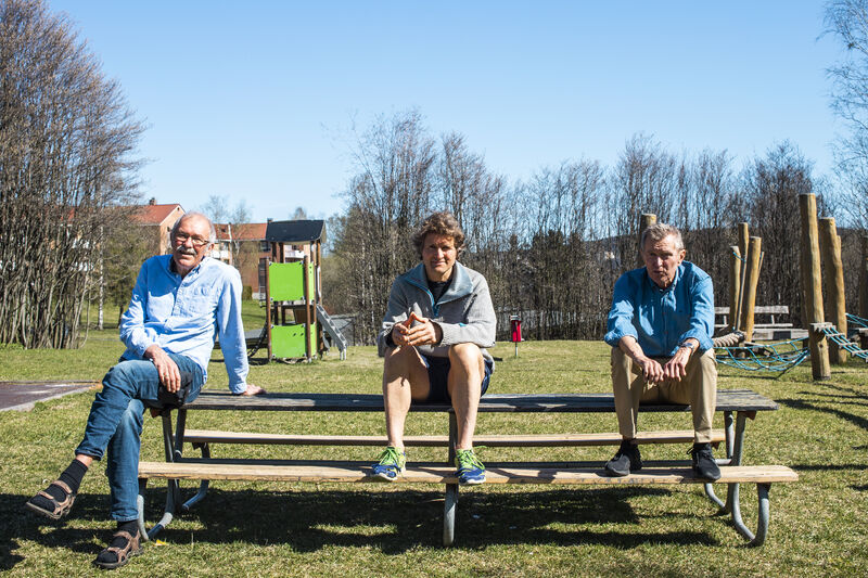 Arne og Knut Kvalheim sammen med forfatteren Thor Gotaas. Foto: Ole Magnus Kinapel