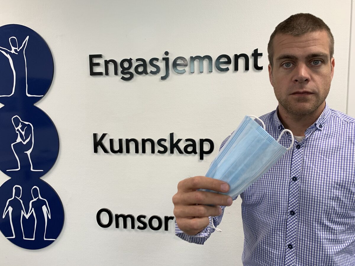 IKKE BRA NOK. HLFs generalsekretær mener dagens munnbind ikke tilfredsstiller hørselshemmedes behov for god kommunikasjon, og er skuffet over at helsemyndighetene ikke vil vurdere gjennomsiktige munnbind. Foto. Tor Slette Johansen IKKE BRA NOK. HLFs generalsekretær mener dagens munnbind ikke tilfredsstiller hørselshemmedes behov for god kommunikasjon, og er skuffet over at helsemyndighetene ikke vil vurdere gjennomsiktige munnbind. Foto. Tor Slette Johansen