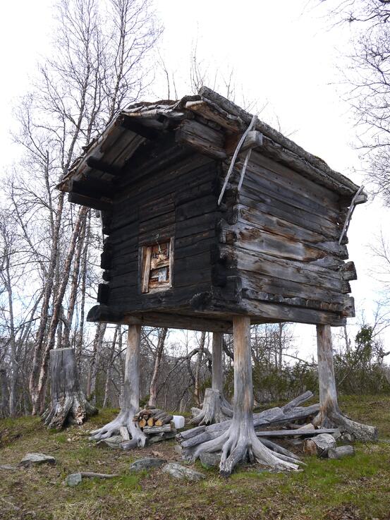Private eiere av automatisk freda samiske bygninger kan nå søke tilskudd for 2021. Søknadsfristen er 1.november 2020. For flere opplysninger om tilskuddsordningen og søknadsskjema se Sametingets nettside.    Bur og stabbur er en vanlig samisk bygningstype i de samiske bosettingsområdene. Her et staselig bur i Hattfjelldal, foto Sametinget