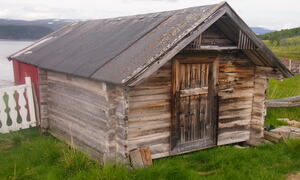 Eieren av dette stabburet-naustet i Tana har fått midler til årringdatering og istandsetting. Bygningen viste seg å være fra 1833, og er dermed en av de eldste samiske  bygningene i Finnmark. Foto Sametinget.