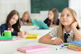 EN SKOLE FOR ALLE. HLF vil ha universelt utformede nærskoler hvor hørselshemmede elever får lik mulighet til læring og sosial delaktighet. Illustrasjonsfoto. Colourbox