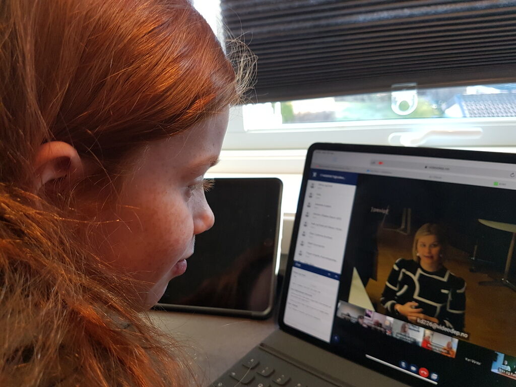 VIKTIG STEMME. Under videomøtet hadde Kristin Ernstsen mange gode forslag til hvordan kunnskapsminister Guri Melby kan hjelpe hørselshemmede elever på skolen. Foto. Privat Kristin Ernstsen i videomøtet med kunnskapsminister Guri Melby, der hun forteller om sin egen skolehverdag