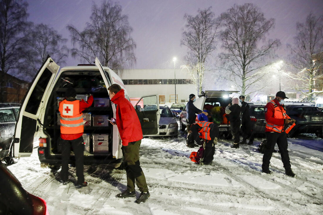 STOR INNSATS. Røde Kors og mange andre gjør en kjempeinnsats etter rastragedien i Gjerdrum. Foto NTB