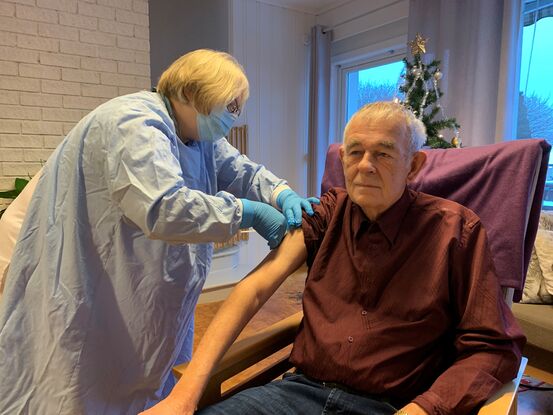 Kjell Ringstad (80) er den første som ble vaksinert mot korona i Skiptvet kommune.