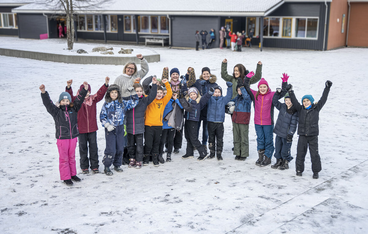 SUPERGLADE. Elever og lærere i klasse 4B ved Spjelkavik skole i Ålesund jublet da de fikk svar fra NRK om at Supernytt skal tekstes for døve og hørselshemmede.