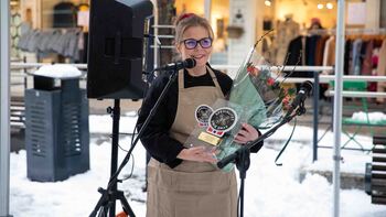 Anita Lomnes og Sirupstynnkakebakeriet mottok Spesialistmerke fra Matmerk