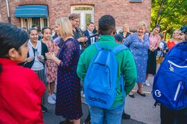 NY PLAN. Statsminister Erna Solberg og kunnskapsminister Guri Melby ved et tidligere besøk ved en skole i Oslo. Nå lanserer de tiltak for skoleelever som har behov for ekstra oppfølging. Foto. NTB