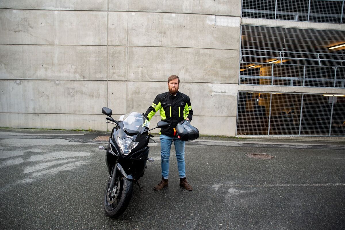 FØRSTE I EUROPA. Hjelmen med Daals system i har vært teknisk sjef Sigmund Birkelands daglige hjelm siden han tok MC-førerkortet i sommer. Han synes det er kult at han er den eneste i Europa som kjører med aktiv støydemping i motorsykkelhjelmen.