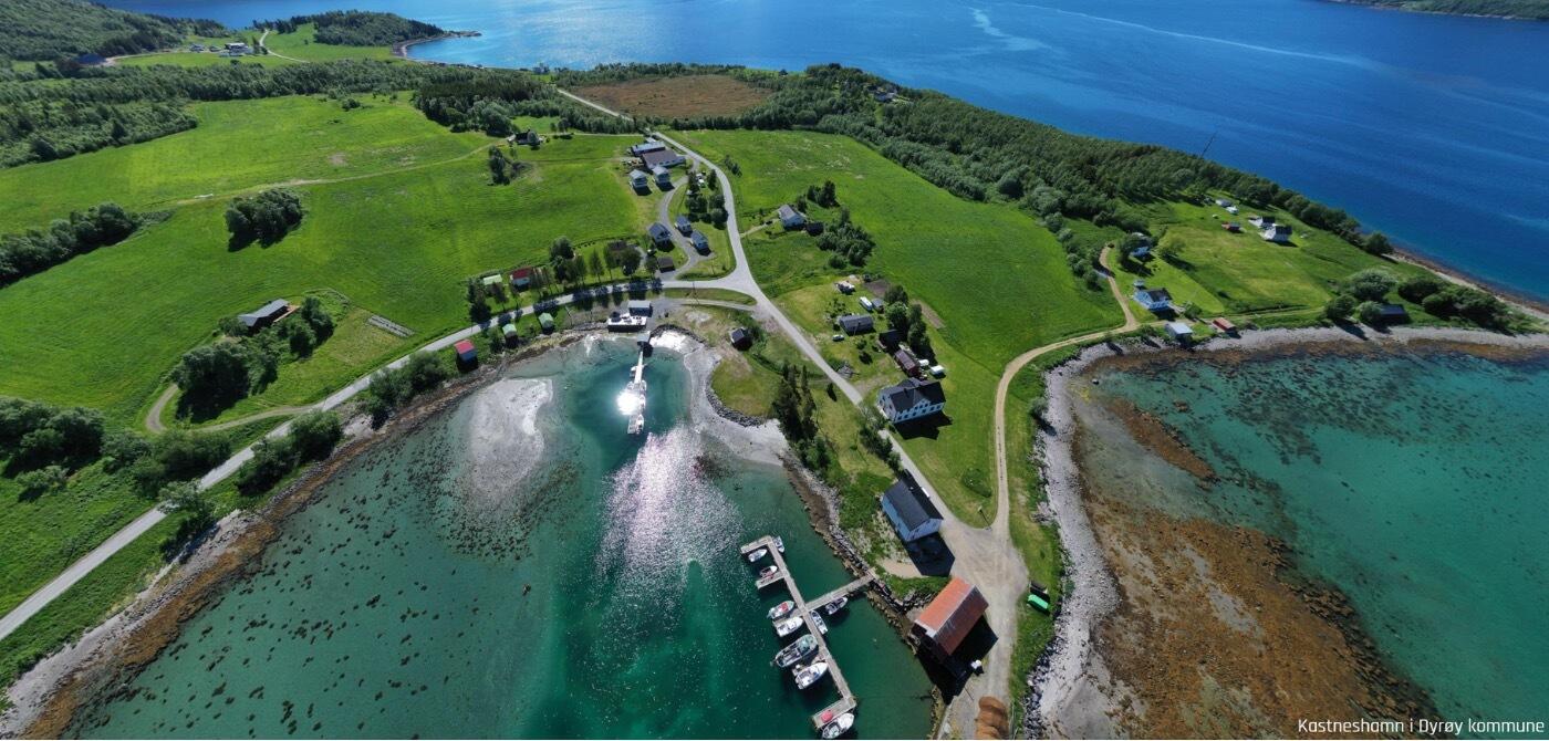 Dronebilde over Kastneshamn, Dyrøy kommune