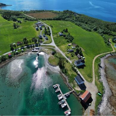 Dronebilde over Kastneshamn, Dyrøy kommune