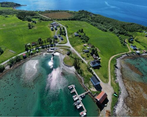 Dronebilde over Kastneshamn, Dyrøy kommune