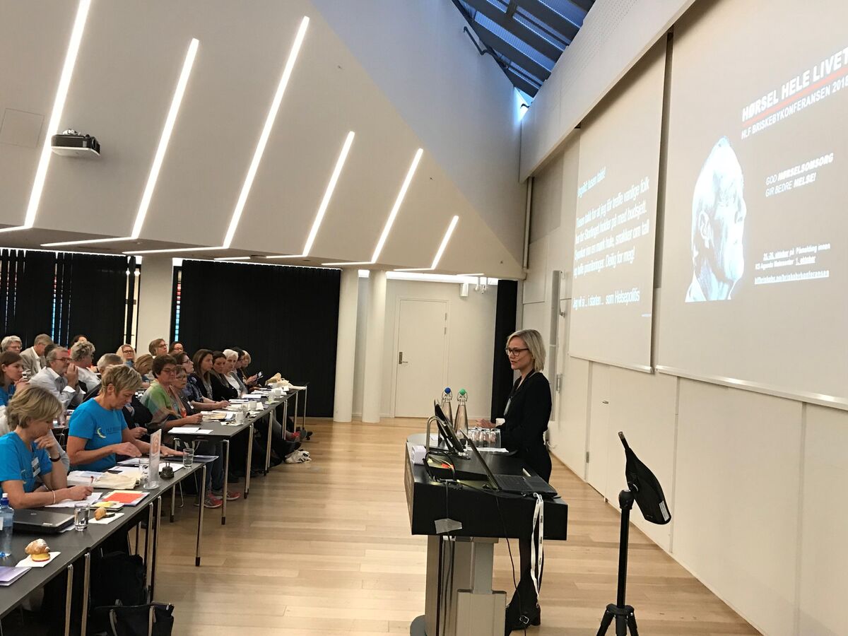 FAGKONFERANSE. HLF har gjennom mange år samlet mennesker fra ulike hørselsfaglige miljøer til sin årlige konferanse. Her Aps helsepolitiske talsperson Ingvild Kjerkol under konferanse «Hørsel hele livet» i 2018. Foto. Bjørg Engdahl FAGKONFERANSE. HLF har gjennom mange år samlet mennesker fra ulike hørselsfaglige miljøer til sin årlige konferanse. Her Aps helsepolitiske talsperson Ingvild Kjerkol under konferanse «Hørsel hele livet» i 2018. Foto. Bjørg Engdahl