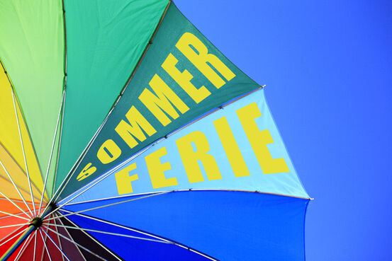 Paraply med god sommertekst