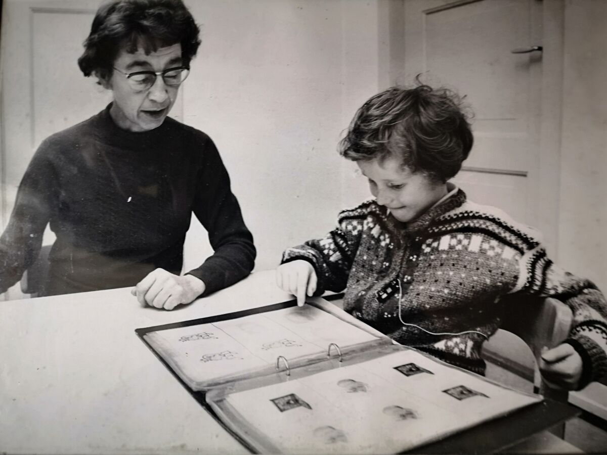 Rita som barn i 1970, der hun sitter sammen med logoped ved Logopedisk kontor i Bergen.