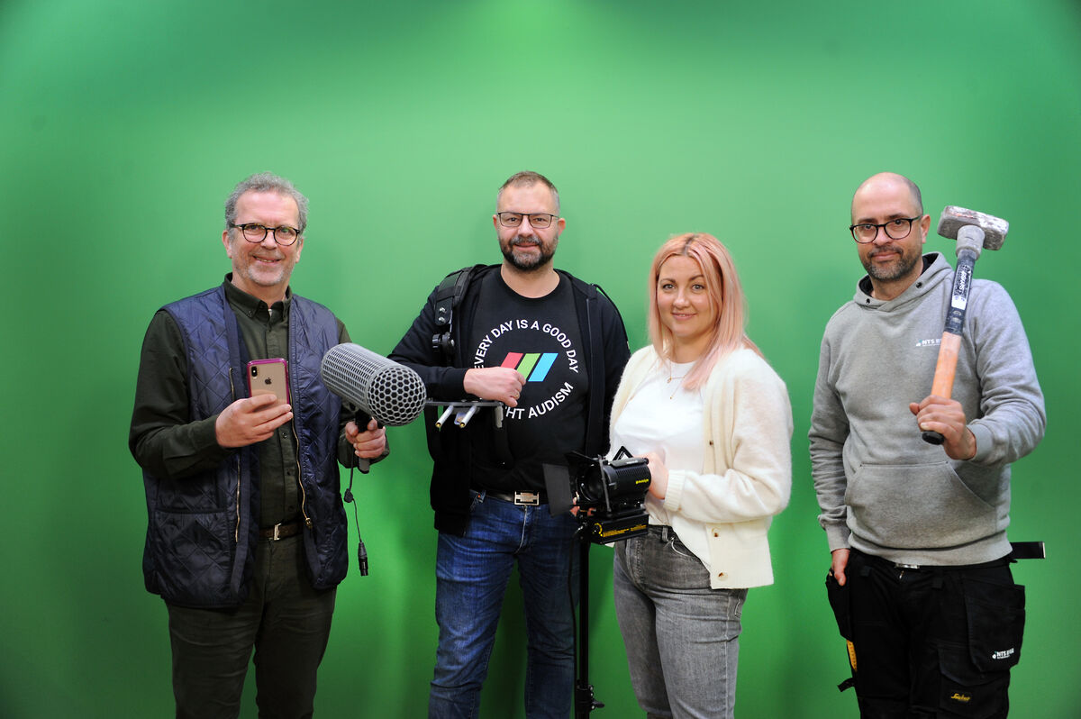 SOSIALE ENTREPRENØRER. Tegnspråk er det de alle har til felles på jobb. Fra venstre prosjektleder Bjørn A. Kristiansen (NTS Kompetanse), daglig leder Finn Arild Thordarson og produsent Vivi Hurtley (Supervisuell) og daglig leder Tomas Blix (NTS Bygg) SOSIALE ENTREPRENØRER. Tegnspråk er det de alle har til felles på jobb. Fra venstre prosjektleder Bjørn A. Kristiansen (NTS Kompetanse), daglig leder Finn Arild Thordarson og produsent Vivi Hurtley (Supervisuell) og daglig leder Tomas Blix (NTS Bygg)
