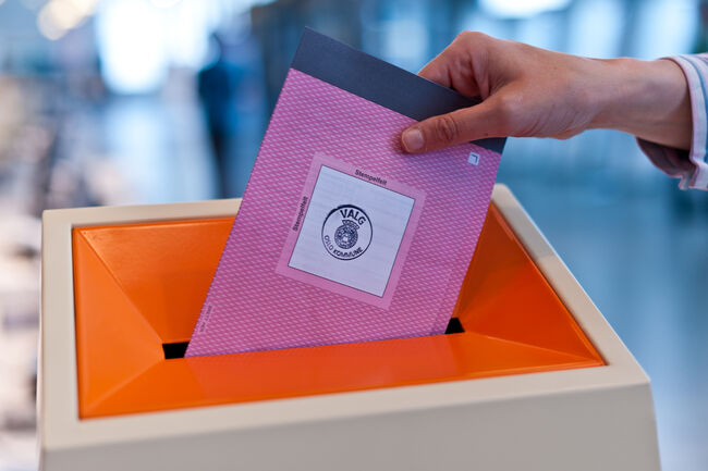 Stemmeseddel som slippes i en valgurne