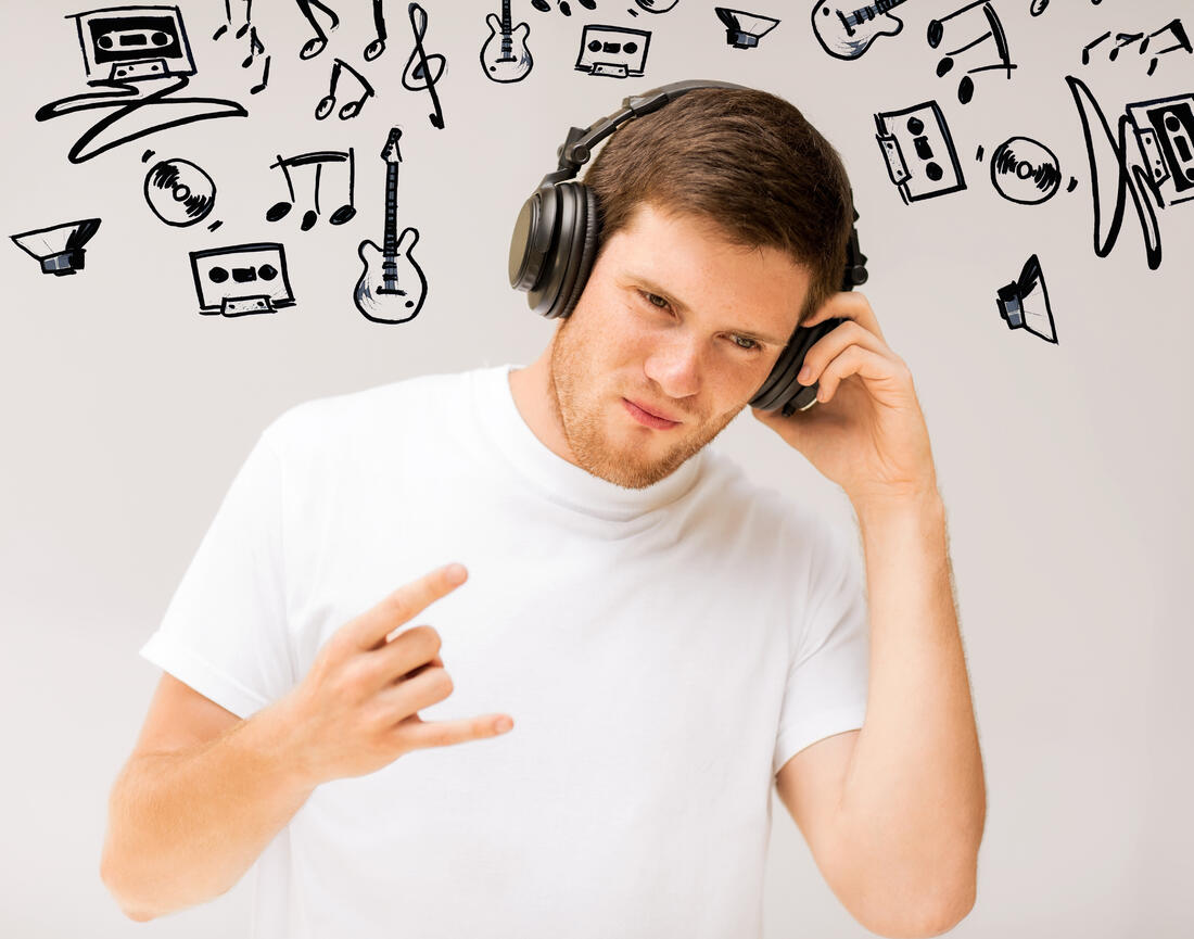 IKKE FARLIG, MEN..: Lyd rett i øret med moderat volum skal ikke være farlig, men høy lydstyrke over lang tid kan ødelegge hørselen. Foto Colourbox