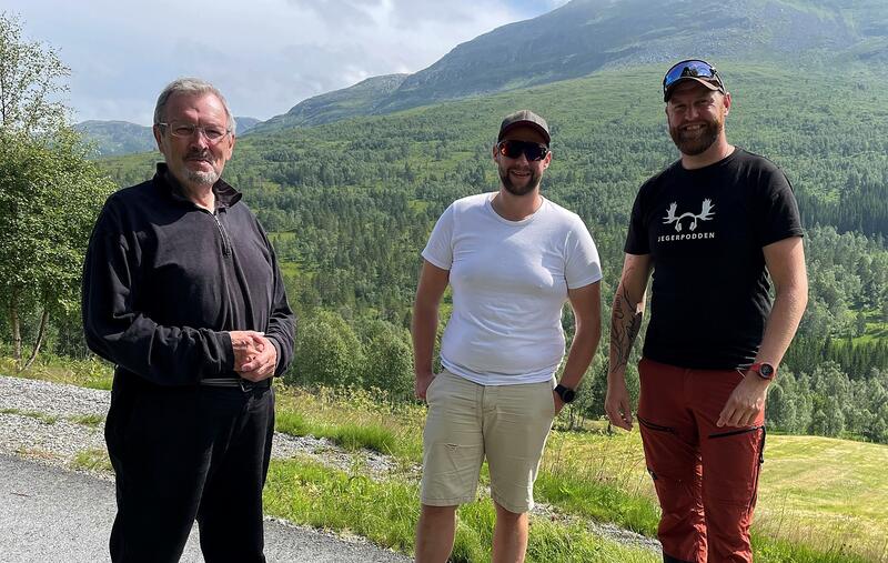Åstad: Bernt Bøe (frå venstre), John Petter Mellingen og Jon Inge Vik med Hjelmen og marka i bakgrunnen, der Tølløv skaut Mannbjønnen. (Foto: Randi Vetleseter Bøe) Åstad: Bernt Bøe (frå venstre), John Petter Mellingen og Jon Inge Vik med Hjelmen og marka i bakgrunnen, der Tølløv skaut Mannbjønnen. (Foto: Randi Vetleseter Bøe)