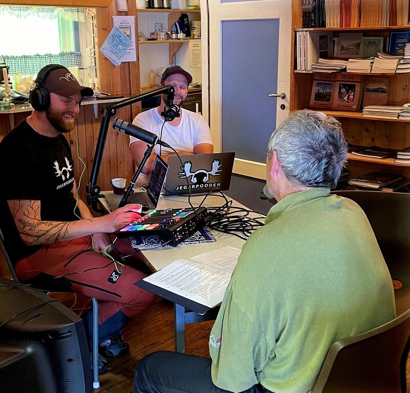 Opptak: Historikken om Skyttar-Tølløv blir lydarkivert hos Jegerpodden. Frå venstre teknikar Jon Inge Vik, intervjuar John Petter Mellingen og lokalformidlar Bernt Gudrunson Bøe. (Foto: Randi Vetleseter Bøe)