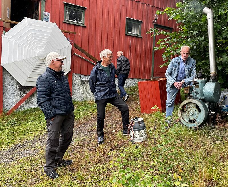 Stemning: Sabben tøffa sin taktfaste velkomst til museumsgjestane. Fiskarveteran Kjell Osen frå Smøla (t.v.) saman med maskinistane Anders Vaagland og Gunnar Strand. I bakgrunnen Rolf Sæther.