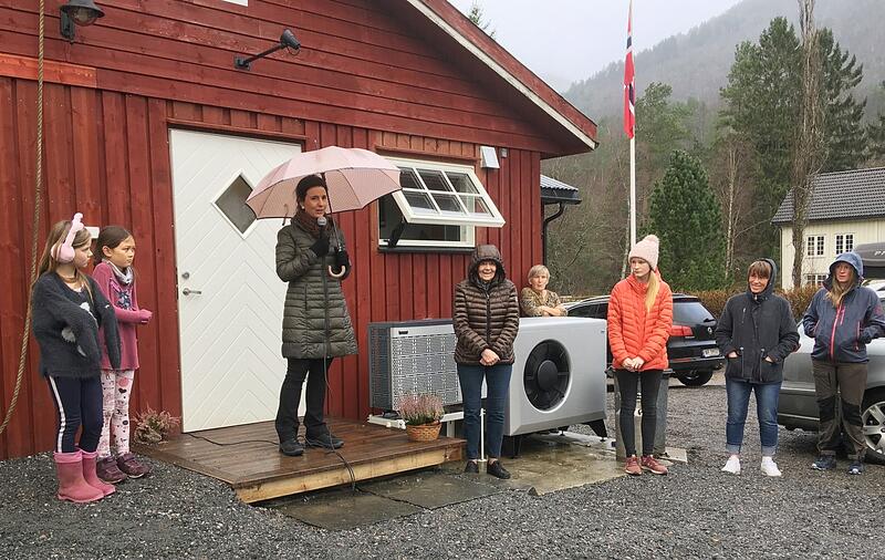 Fjøset er ombygd til senter for hundepleie. «Sarang Hundeterapi», leia av Maria Yoon Garthe, vart opna av stortingsrepresentant Jenny Klinge i november 2020. (Foto Bernt G. Bøe) Fjøset er ombygd til senter for hundepleie. «Sarang Hundeterapi», leia av Maria Yoon Garthe, vart opna av stortingsrepresentant Jenny Klinge i november 2020. (Foto Bernt G. Bøe)