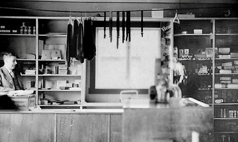 Butikken Innergarden vart starta av Aage Garthe i 1930-åra. Truleg er det han vi ser til venstre på dette biletet frå rundt 1940. (Bøfjorden Historielag) Butikken Innergarden vart starta av Aage Garthe i 1930-åra. Truleg er det han vi ser til venstre på dette biletet frå rundt 1940. (Bøfjorden Historielag)