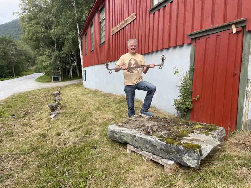 Ingebrigt Garthe med fundament og transportblokk frå gamle Bøfjordens Meieri. (Foto: Bernt G. Bøe)